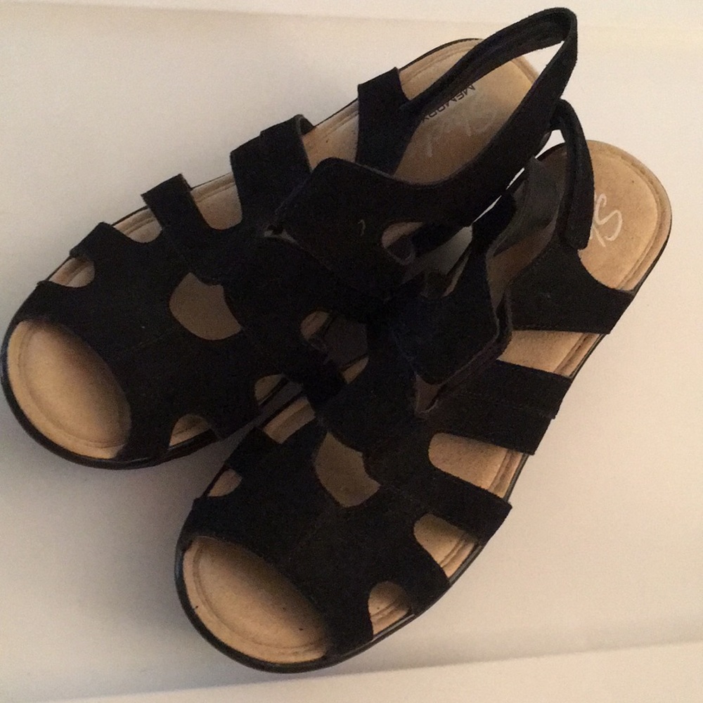 A beautiful Memory foam Skechers in black! Brand new!!!